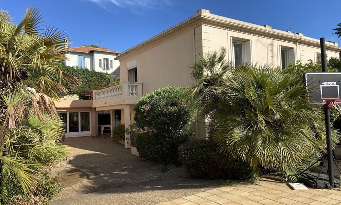 Antibes City Centre Villa | Villa of 210 m² in the centre of Antibes, large parking area and garden