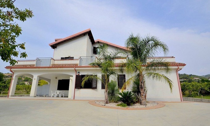 Frascinelle House | Villa Olga E: A cozy and welcoming apartment that is part of a villa situated in a quiet location, a few minutes from the town center, with Free WI-FI.