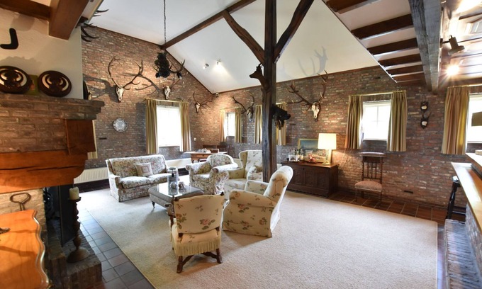 Rheezerveen Villa | Villa on an Estate in Rheezerveen with Garden