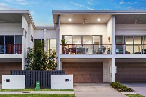 Newport House | Villa on Newport Lake