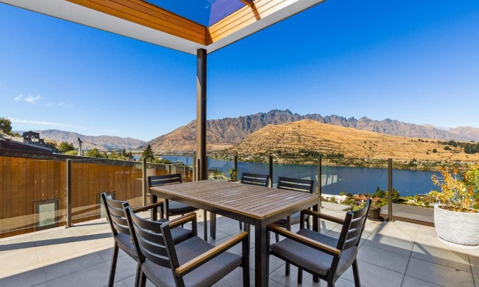 Queenstown Villa | Villa on Saint Marks