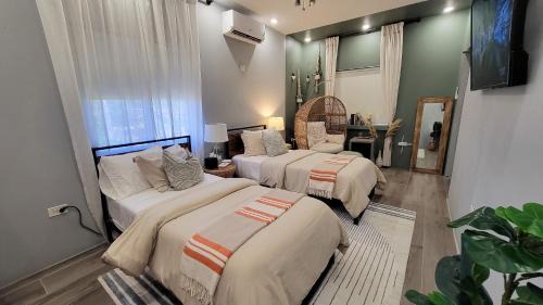 Florence Hall Village House | Villa on the Rocks Fast Wi-Fi 5 mins to beach AC & 55 TV in all rooms