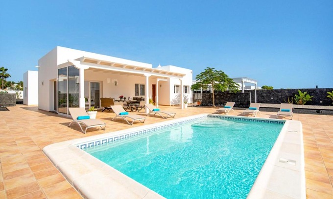 Costa Teguise Villa | Villa Oscar Lanzarote by Villa Plus