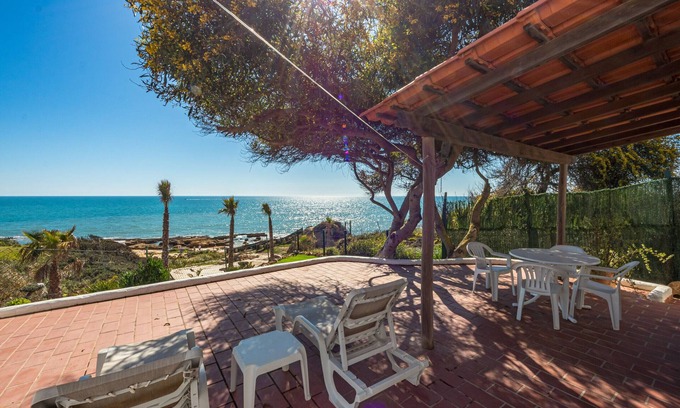 Gale Apartment | Villa Petit Mimao is a semi detached cottage in the most spectacular frontline location