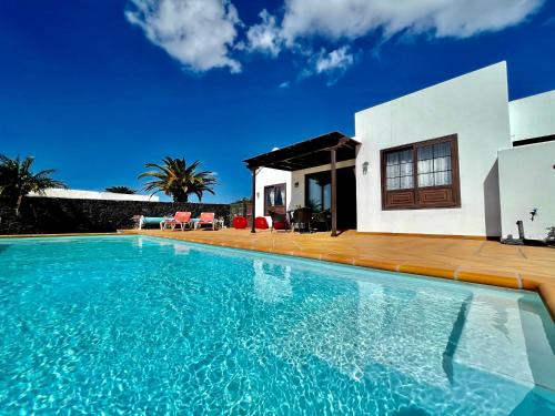 Playa Blanca Villa | Villa Pilar