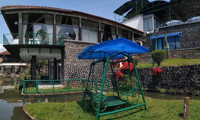 Cipanas Villa | Villa Pinggir Danau Puncak for 30 pax