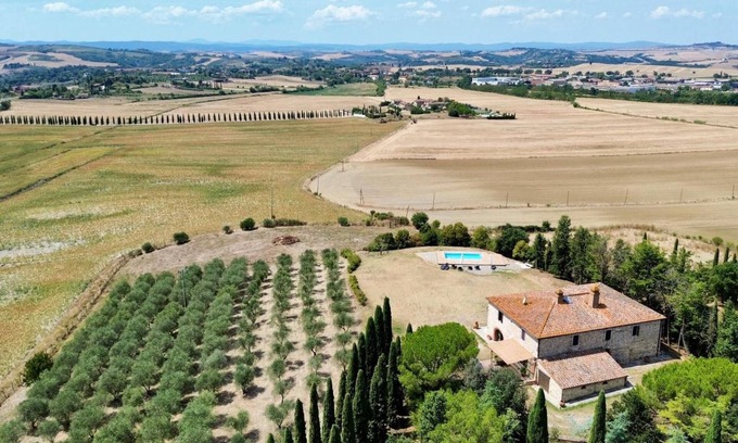 Asciano Villa | Villa 'Podere Viepri - In Esclusiva' with Private Pool, Private Terrace and Wi-Fi