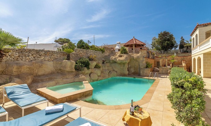 Santa Maria Estate Apartment | Villa & Pool 4 Mellieħa Bay Retreat, Mellieha, Malta