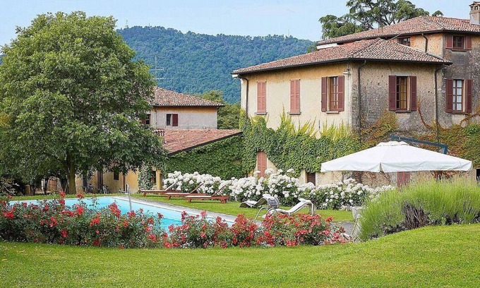 Erbusco Villa | Villa Prodigio: A splendid seventeenth-century two-story historical villa located in the heart of the Franciacorta, with Free WI-FI.