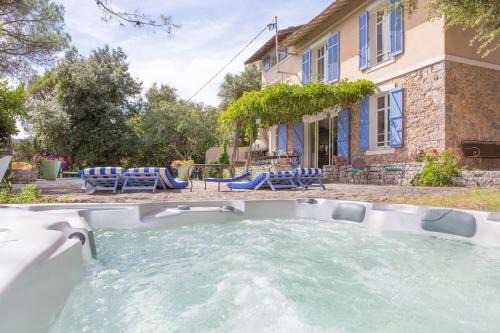 Saint-Jean Villa | Villa Provençale avec 2 maisons d'amis ,piscine ,Jacuzzi ,vue mer
