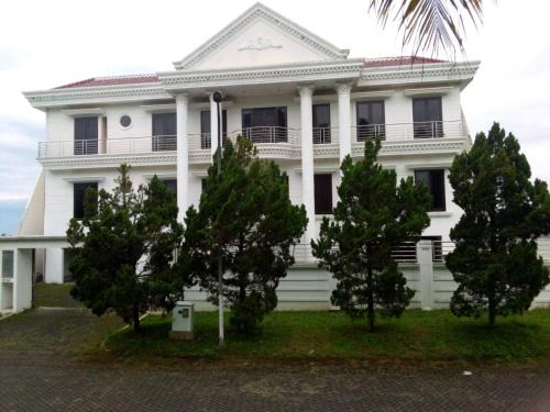 Dinoyo House | villa puncak tidar