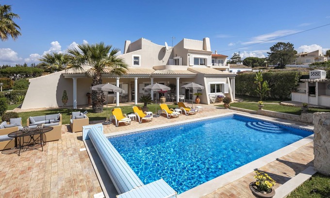 Sesmarias Villa | Villa Quintus Court with Pool, Wi-Fi & Terrace