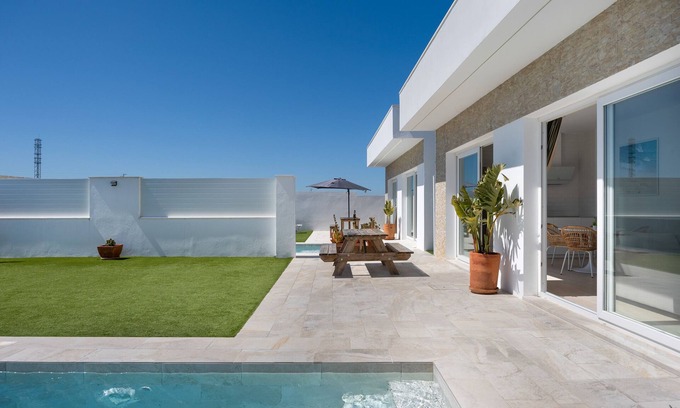 Chiclana de la Frontera House | Villa 'Rocío' with private pool, Wi-Fi and air conditioning