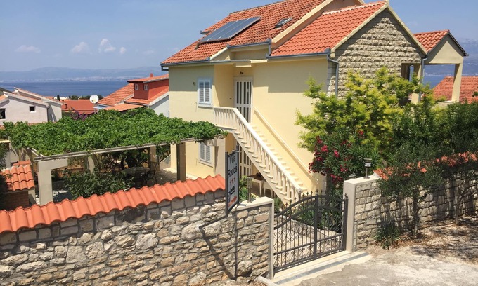 Supetar Apartment | VILLA RADOŠ-2. Floor: Modern, comfortable, big 4-room-flat 120 qm, category *