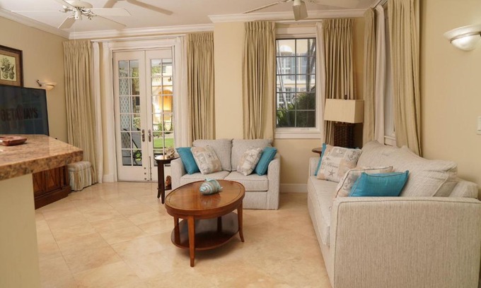 Grace Bay Apartment | Villa Renaissance Unit 501 Grace Bay Beach