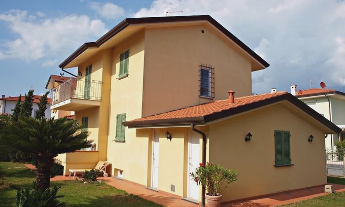 Lido di Camaiore House | Villa Rosa: Rent for Holiday Detached House in Lido di Camaiore