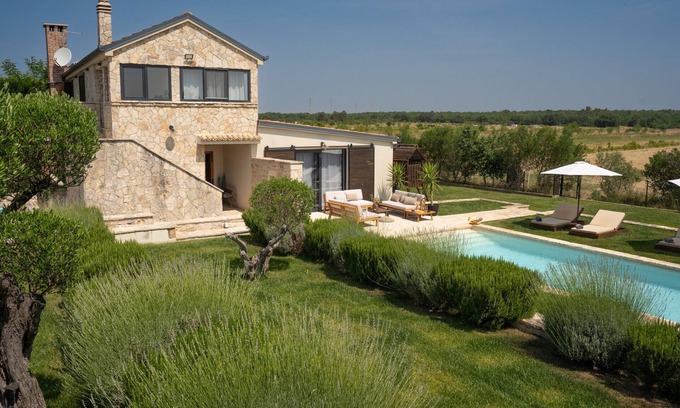 Pakostane Villa | Villa Royal with heated pool