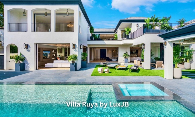 The Flats Villa | Villa Ruya by LuxJBđ„Beverly Hills Flats I Mega-Mansion l Cinema I Gym I Sauna