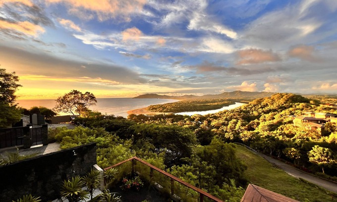 Tamarindo Villa | Villa Samsara, breathtaking views within walking distance of Tamarindo.