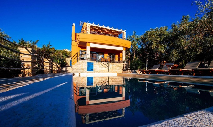 Poljana House | Villa Serenity is a modern and urban villa of 240m2, located in Poljana on the island of Ugljan.