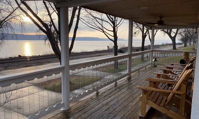 Pepin House | Villa Serra - Lakehouse in Pepin