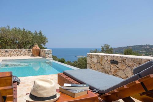 Skinaria Villa | Villa Seva Sea View - Perfect for Romantic Getaways with Pool and Sunrise & Sea Views By Villa Mana Gers
