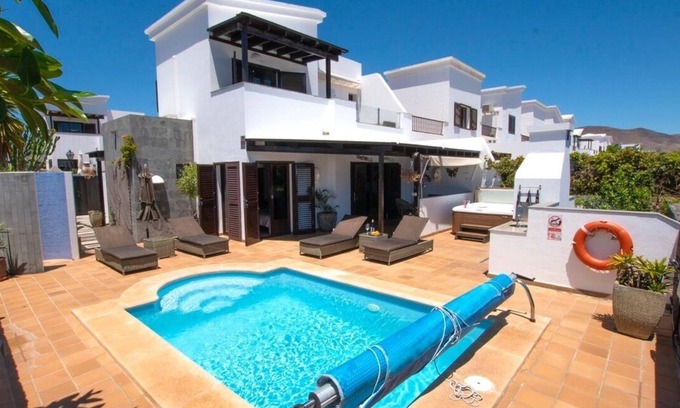 Playa Blanca Villa | Villa Solsidan with Pool, Jacuzzi, high speed internet,15 minutes from Marina