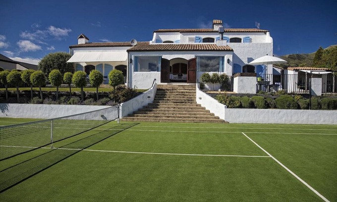 Wanaka House | Villa South Pacific · Swimming pool, tennis court and stunning views.