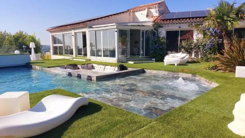 Notre-Dame-Limite Villa | Villa spacieuse avec piscine à Marseille, 300 m², 13 pers