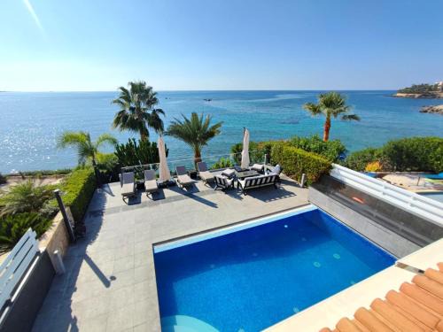 Pegeia Villa | Villa Sunrise first line in Coral Bay