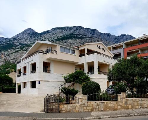 Dugis Apartment | Villa Tony