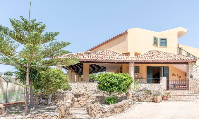 Montallegro Villa | Villa 'Tre S' with Sea View, Garden & Wi-Fi