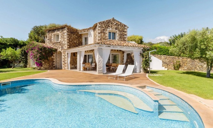 Castiadas Villa | VILLA ULIVO with pool and private garden, just 500 meters from the sea