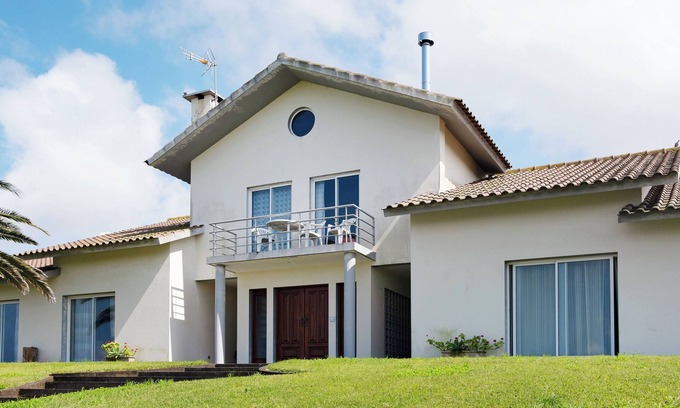 Achadinha Villa | Villa 'Vivenda Do Monte' with Sea View, Shared Garden and Wi-Fi