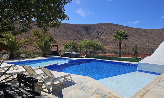 Tetir Villa | Villa “Vivienda Vacacional Sara” with Mountain View, Terrace, Pool & Basketball Court