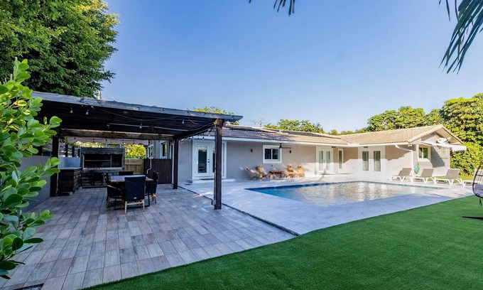 North Miami Beach Villa | Villa w/a Huge Terrace w/Arg Grill+Mini Golf+Billiards & Heated Pool!