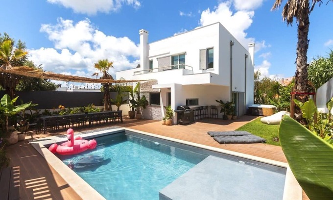 Paco De Arcos Villa | Villa w/MiniGolf, Hot Tub, up to 28 ppl