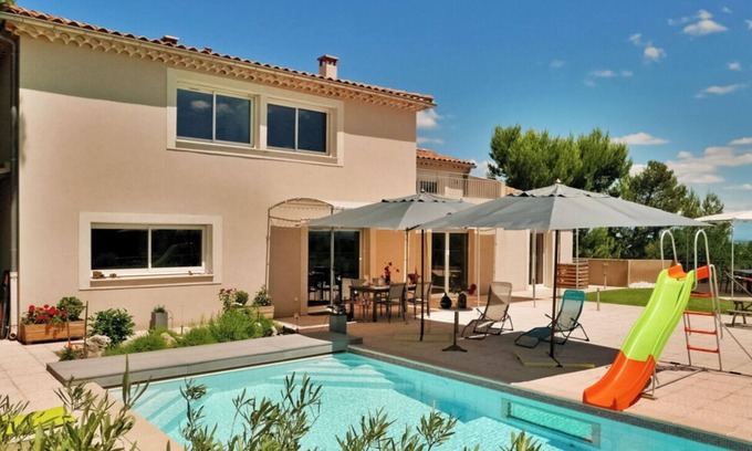 Les Hauts de Villeneuve Villa | Villa with swimming pool for 10 people in Villeneuve les Avignon (4 kms Avignon)