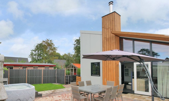 Sint Maartensvlotbrug House | Villa with jacuzzi, holiday home "Duinvink" at 10 minutes by bike from the beach
