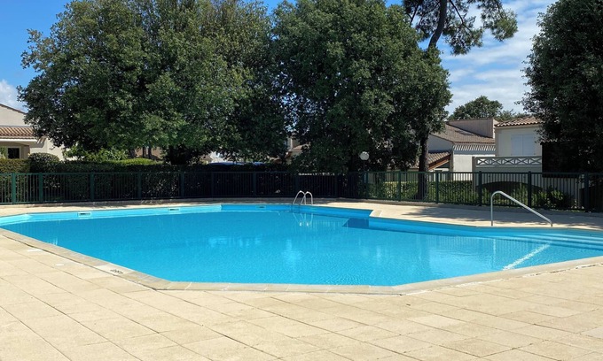 Saint-Palais-sur-Mer Villa | Villa with communal pool in St palais sur mer