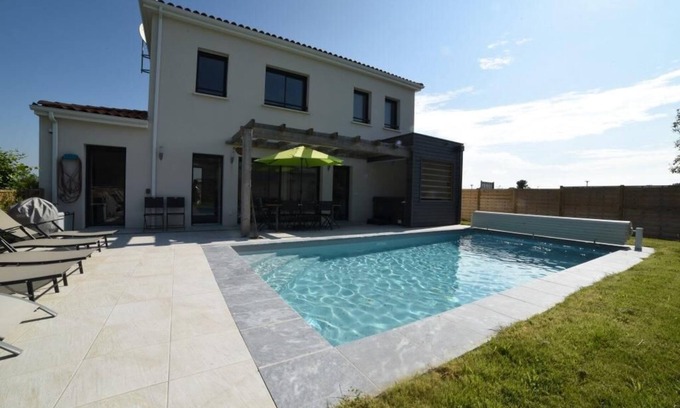 Saint-Augustin Villa | Villa with private pool and Jacuzzi on a residence with tennis