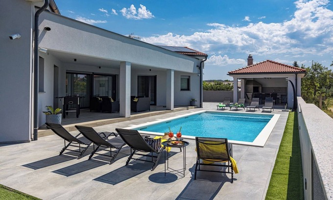 Pula Villa | Villa with Private Illuminated Pool