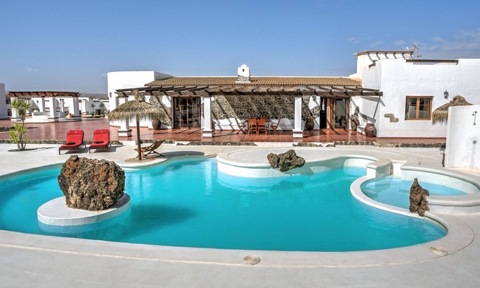 Antigua Villa | Villa with private pool in the middle of a quiet volcanic landscape