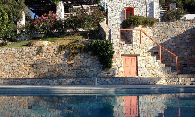 Atsitsa House | Villa with salt water pool and private beach in a fantastic quiet location