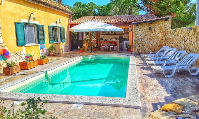 Partanna Villa | Villa with swimming pool a few km from the sea Selinunte