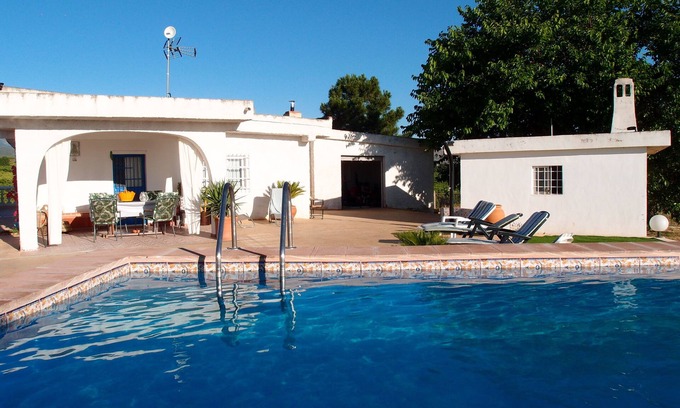 Vilamarxant House | Villa with Wifi, garden and private pool 30 minutes from Valencia