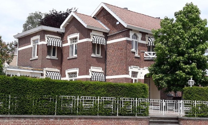Zussen Villa | VillaEnzo - ELEGANT HERENHUIS - 14P - 6SLPK - SAUNA - INFRAR CABINE - OFYR BBQ - 15MIN Maastricht