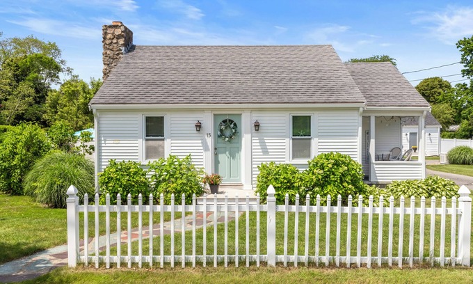 Centerville House | Village of Centerville.Beach Pass.Dog Friendly.1 Mile to Craigville Beach