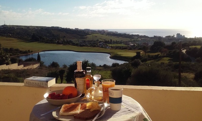 Estepona Ski Chalet | VillainGolf Camp with interviews and near the village center and the beach of Marbella