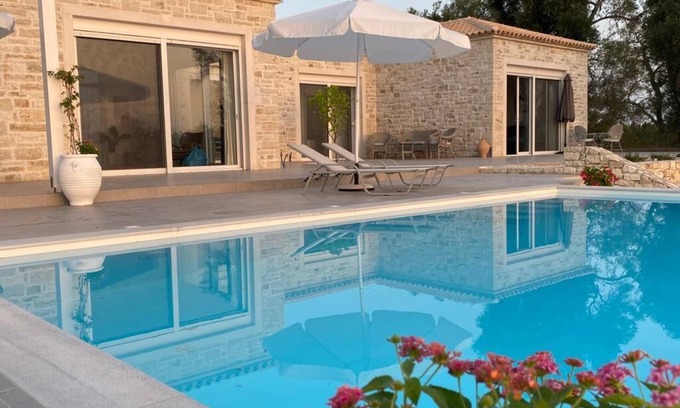 Rantatika Villa | VillaSleeps10-Garden-FreeParking-Pool-Ac